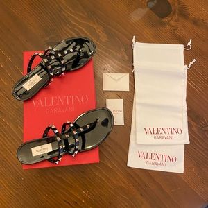 VALENTINO BLACK ROCKSTUD FLAT RUBBER SANDAL